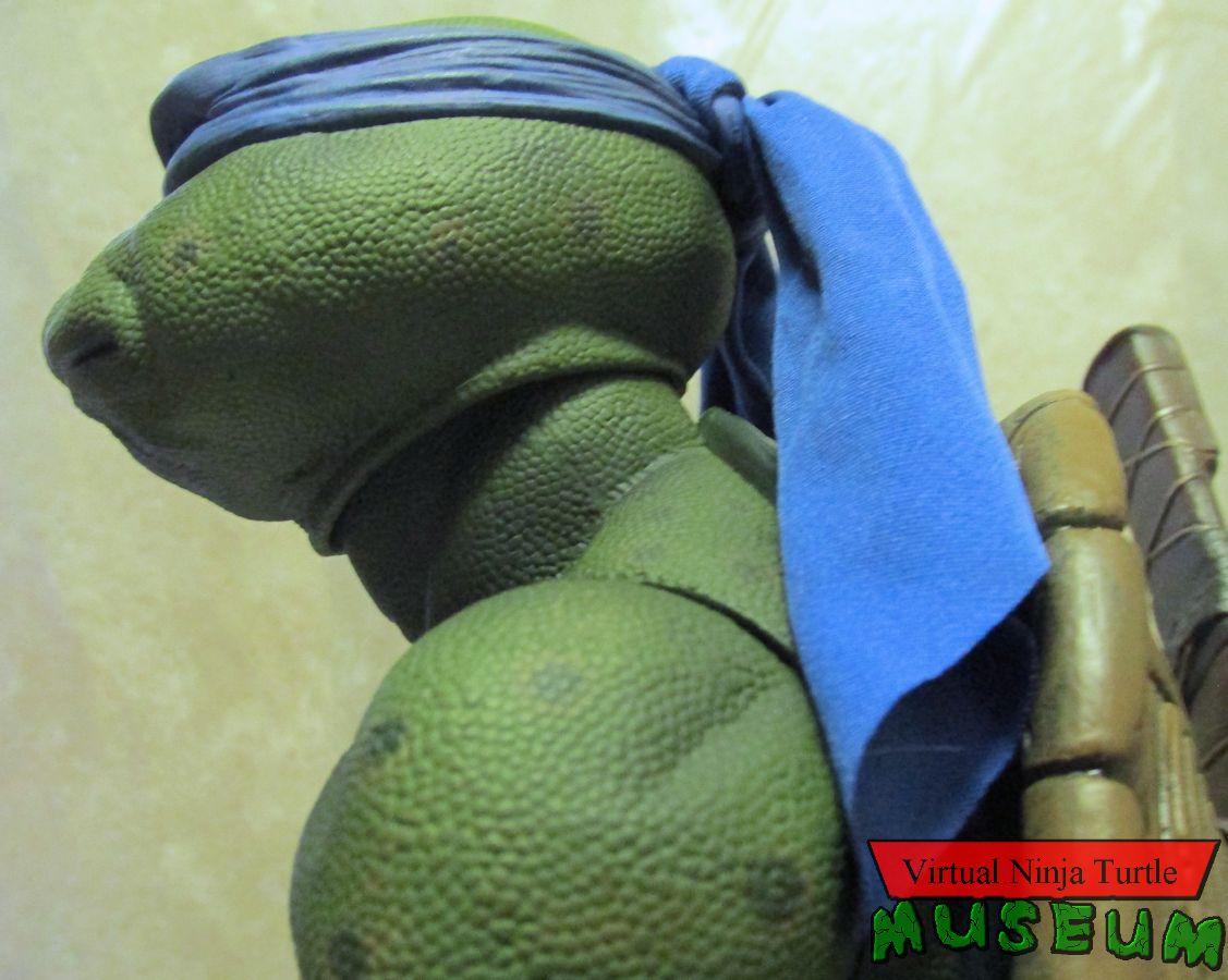 Leonardo neck detail